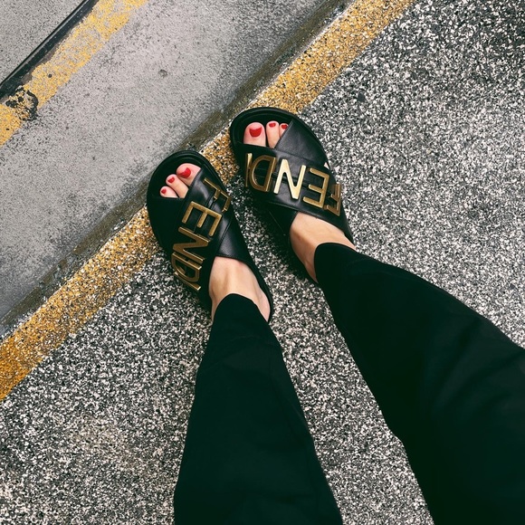 Black slides 6.5 but fits more like a 7 - Picture 1 of 4